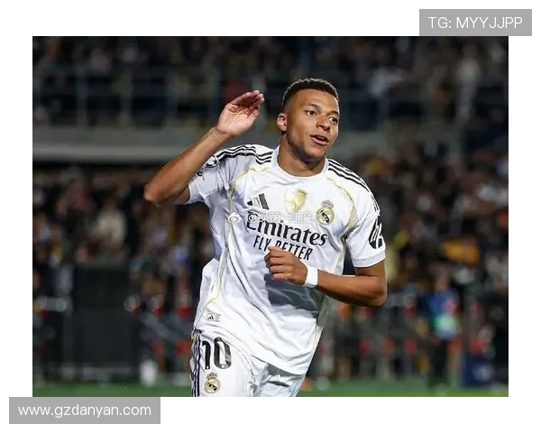 姆巴佩27岁终于获得驾照朋友们欢庆这一重要时刻